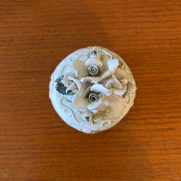 Vintage Capodimonte Footed Trinket Dish‎ With Flower Lid - Picture 6 of 7